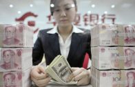 An-employee-counts-US-dollar-banknotes-at-a-branch-of-Huaxia-Bank-in-Shenyang-Liaoning-province_1499713128981134_v0_l