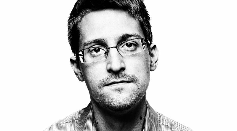 Edward Snowden – Siamo tutti spiati dalla CIA. Trad. in Italiano Edward Snowden – Siamo tutti spiati dalla CIA. Trad. in Italiano