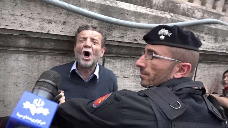 In Italia è vietato manifestare il proprio pensiero. Questa è la nuova costituzione materiale.