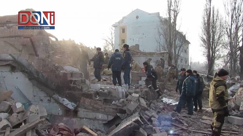 Missili ucraini sul centro di Donetsk, la devastazione del giorno dopo 03.03.2017