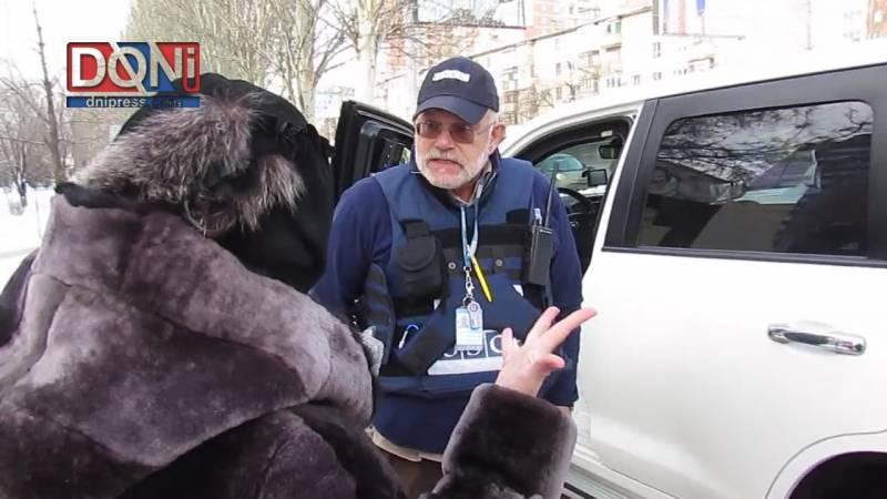 Residenti di Donetsk contro l’OSCE: “lucrate sulla nostra sofferenza”